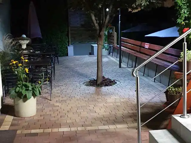 Ogródek restauracyjny w nocy